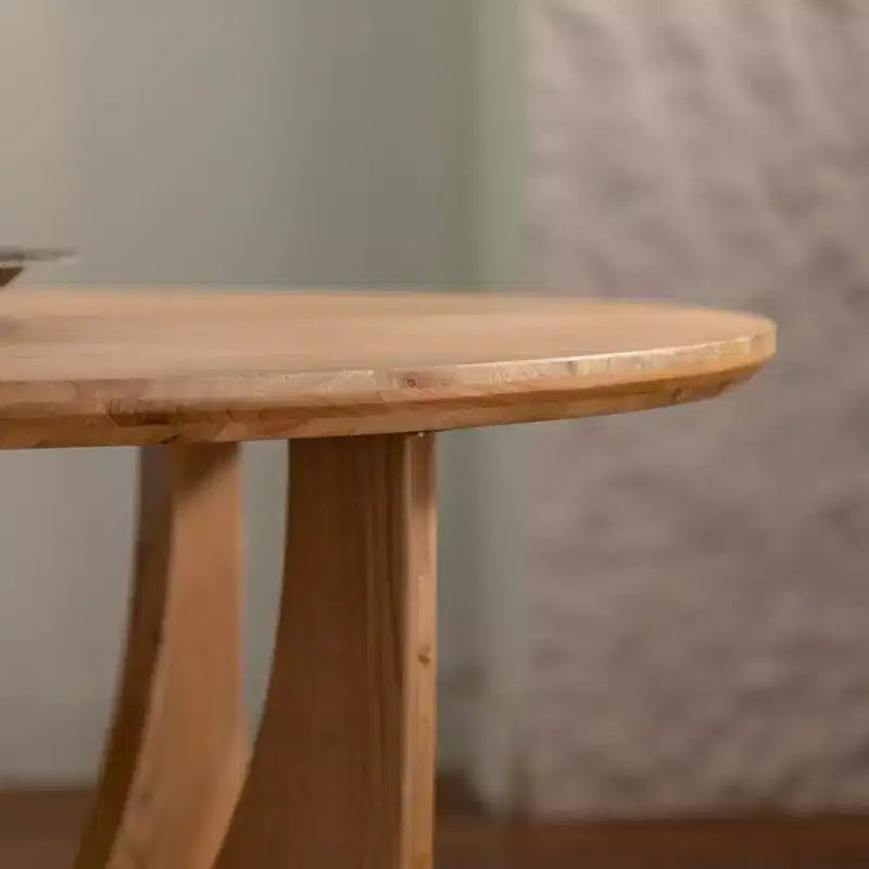 Table basse ronde en bois de 31,1 po, fini chêne naturel, avec base découpée, idéale pour les salons de style ferme