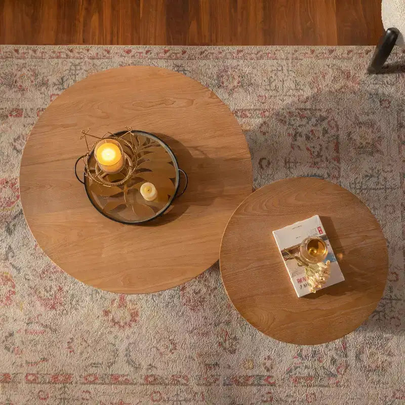 Table basse ronde en bois de 31,1 po, fini chêne naturel, avec base découpée, idéale pour les salons de style ferme