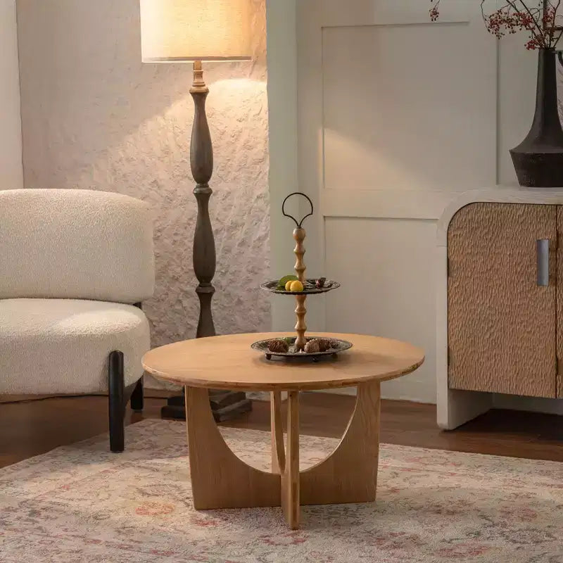 Table basse ronde en bois de 31,1 po, fini chêne naturel, avec base découpée, idéale pour les salons de style ferme
