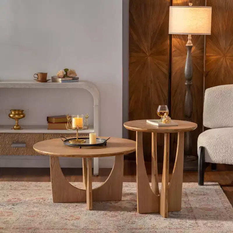 Table basse ronde en bois de 31,1 po, fini chêne naturel, avec base découpée, idéale pour les salons de style ferme