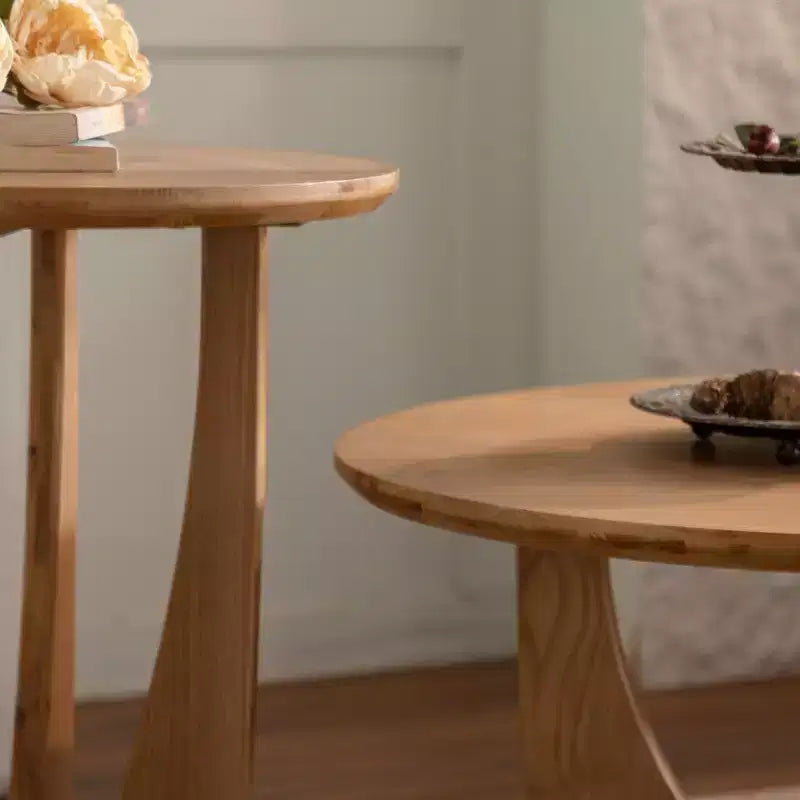 Table basse ronde en bois de 31,1 po, fini chêne naturel, avec base découpée, idéale pour les salons de style ferme