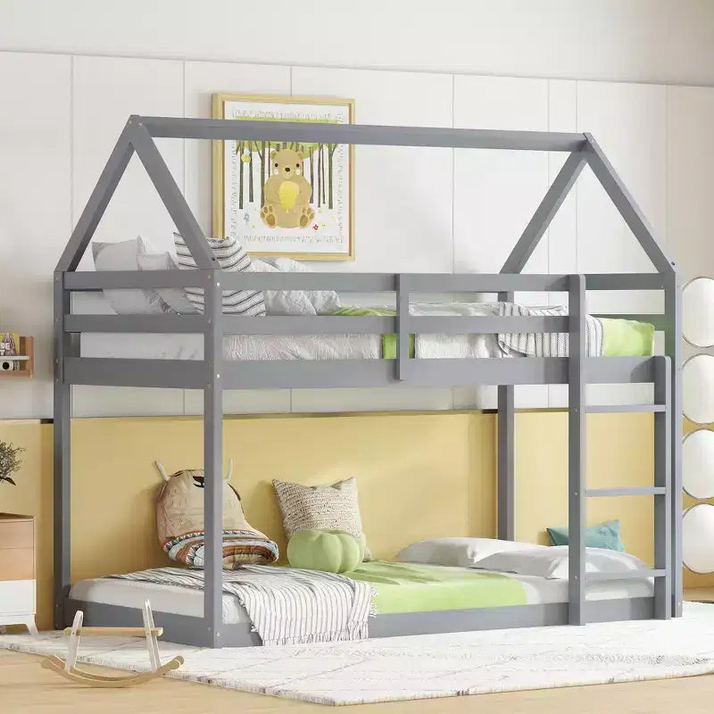 Lit superposé cabane en bois de caoutchouc, taille jumelle sur jumelle, avec échelle et barrières de sécurité, pour enfants