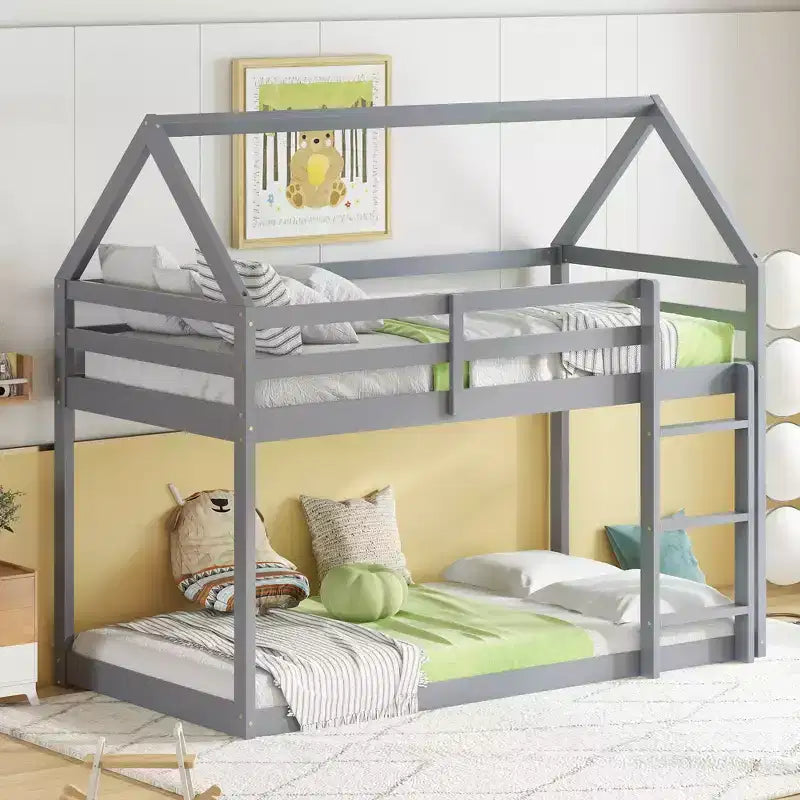Lit superposé cabane en bois de caoutchouc, taille jumelle sur jumelle, avec échelle et barrières de sécurité, pour enfants