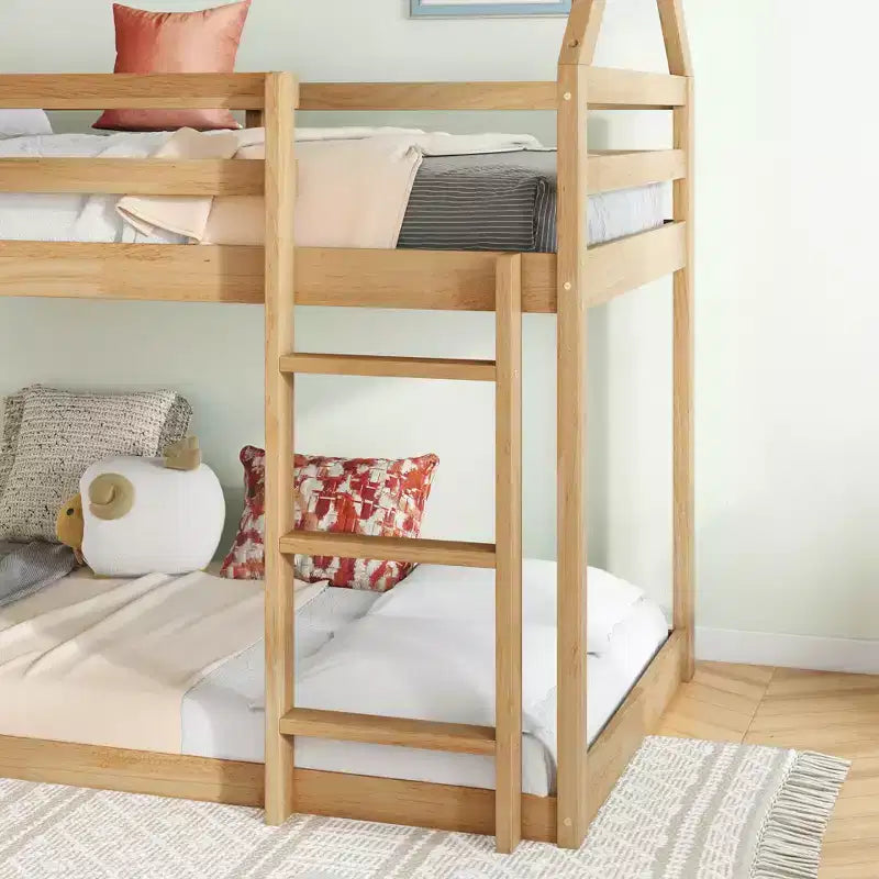 Lit superposé cabane en bois de caoutchouc, taille jumelle sur jumelle, avec échelle et barrières de sécurité, pour enfants