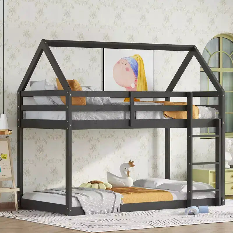 Lit superposé cabane en bois de caoutchouc, taille jumelle sur jumelle, avec échelle et barrières de sécurité, pour enfants